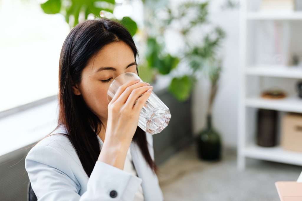 Uống nhiều nước kết hợp cùng top 5 collagen hỗ trợ chuyển hóa dưỡng chất